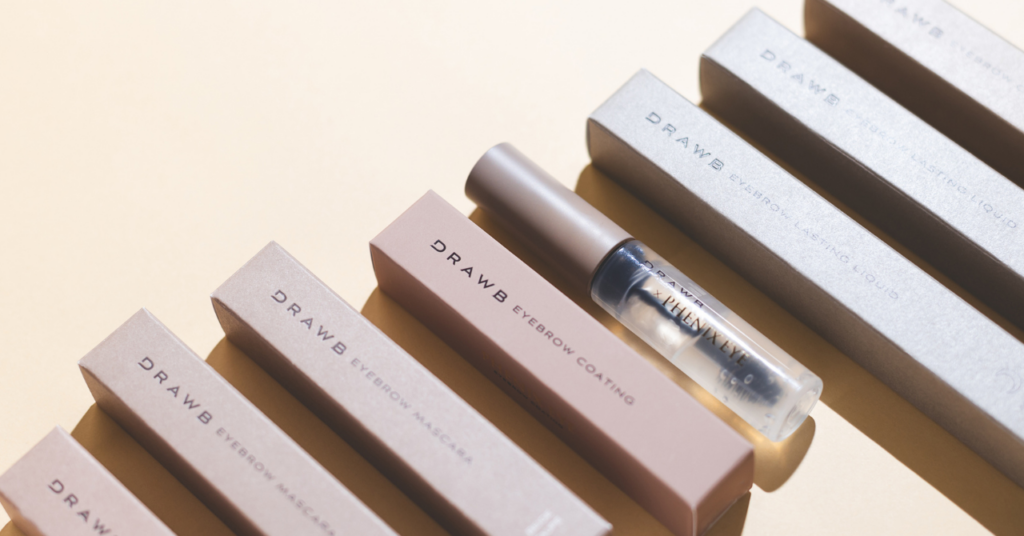 眉毛コーティングが化粧箱と一緒にきれいに並べられている商品画像