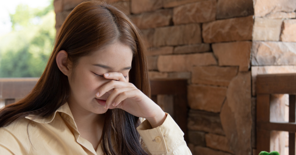 眉コーティングで失敗してしまったと落ち込む女性