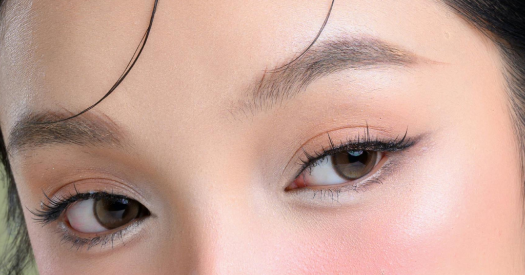 朝に眉メイクをした女性の眉毛のアップ