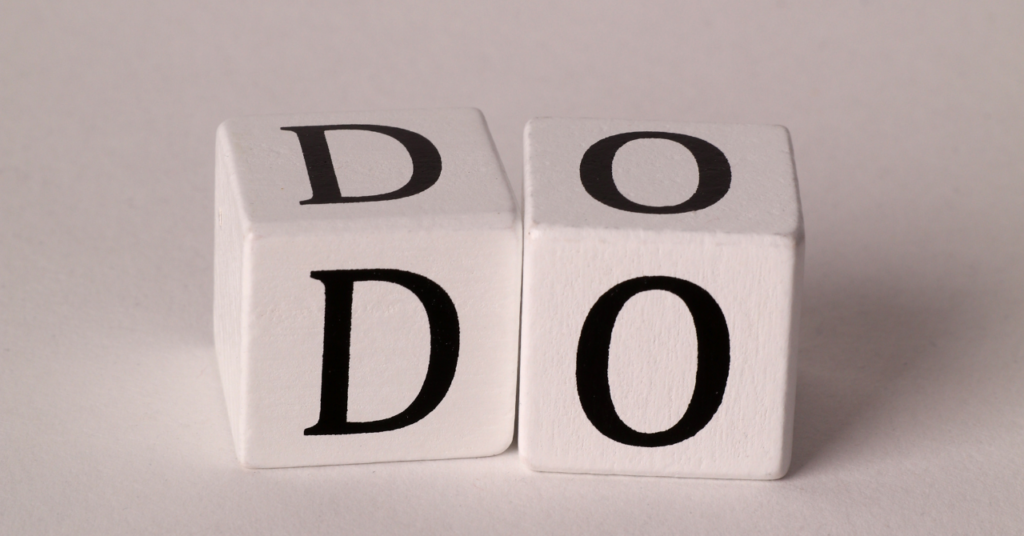 サイコロの目にアルファベットが書いており「DO」を明示している写真