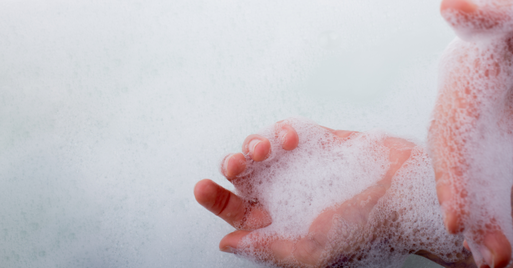 キメの粗い泡を両手ですくっている様子