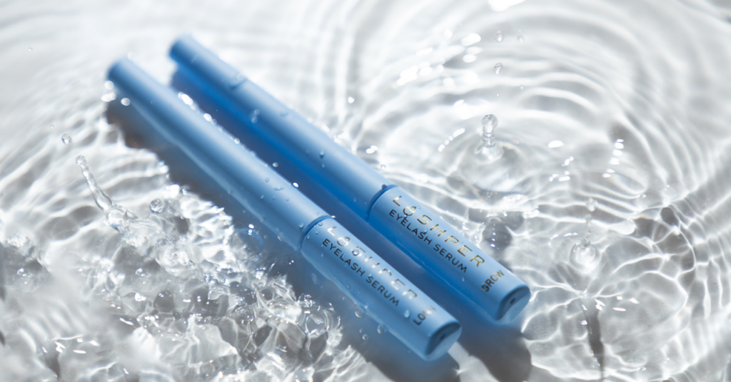 水面の上にラシュパーの容器が浮かんでいる、みずみずしい雰囲気のイメージ画像