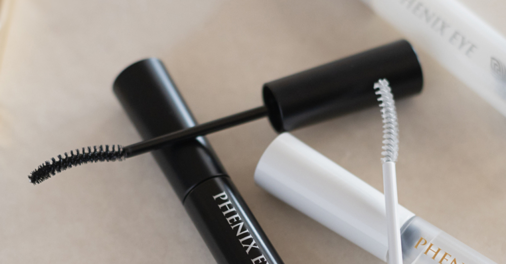 サポートジェルのクリアとブラックの容器とブラシが見えているアップ画像