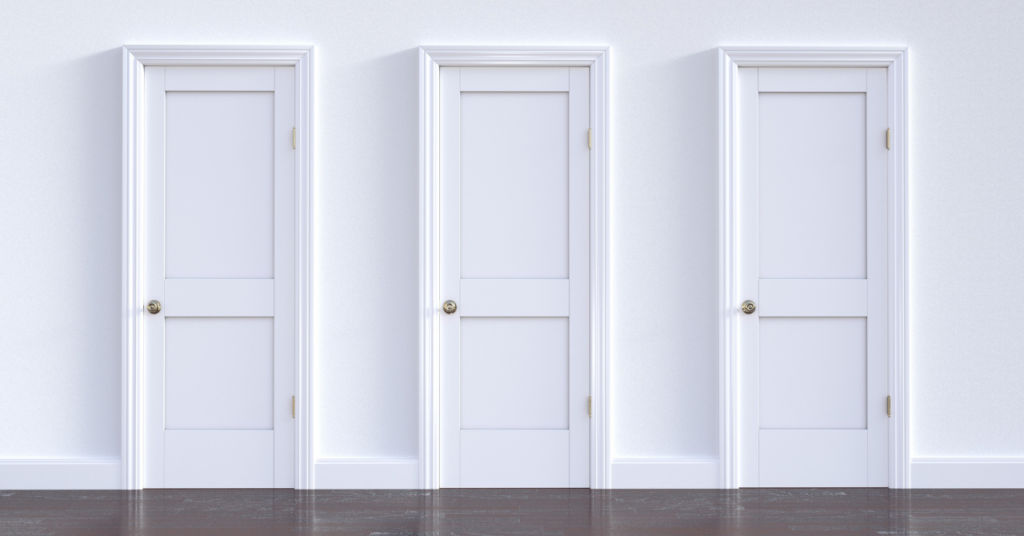 3つのポイントをイメージできる3つの白い扉が並んでいる画像