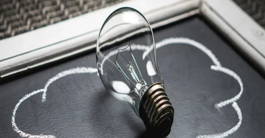 電球がブラックボードの上に置いてあり、「理由」をイメージした画像