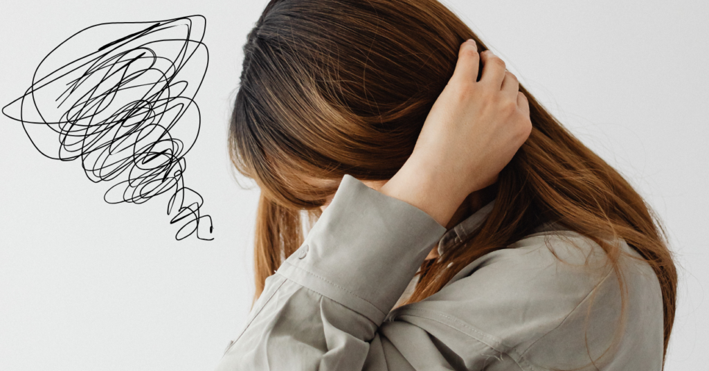 頭を抱えて悩んでいる女性
