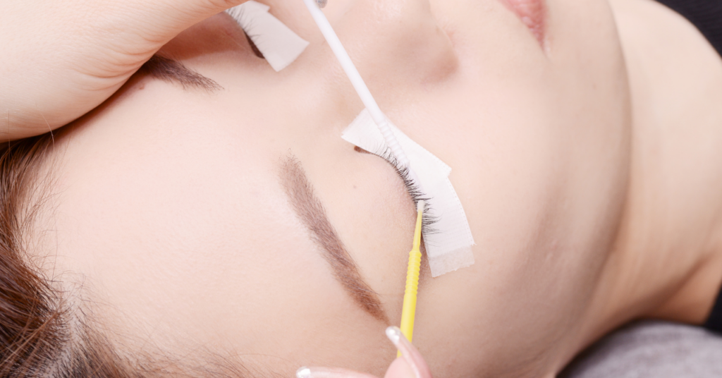 女性の目元のアップに施術そしている様子