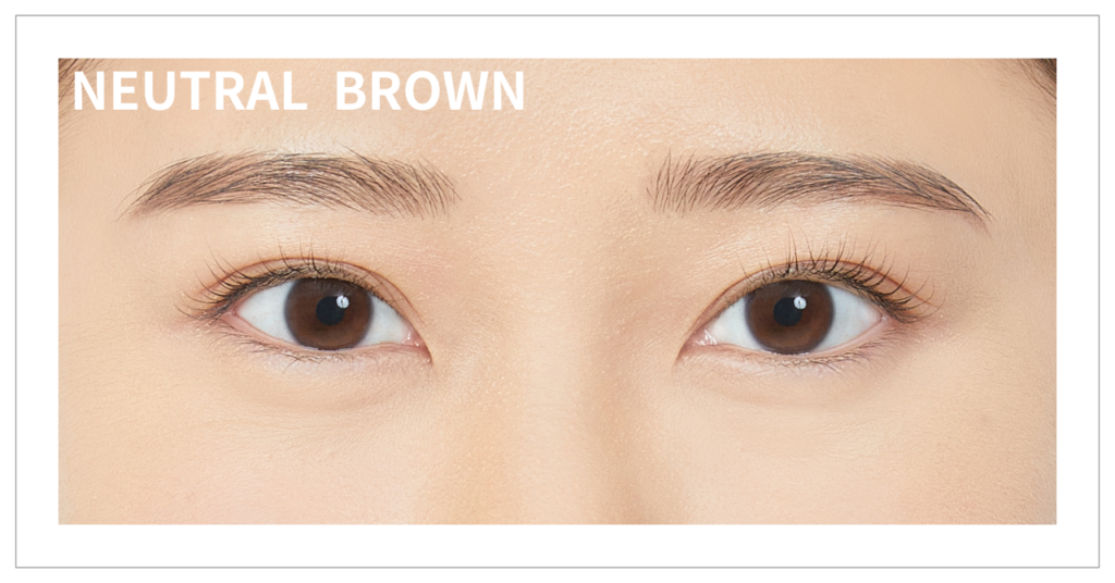 ナチュラルブラウンカラーのアイブロウを使用した眉メイクのアップ