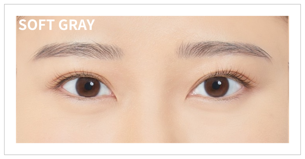 ソフトグレーカラーのアイブロウを使用した眉メイクのアップ