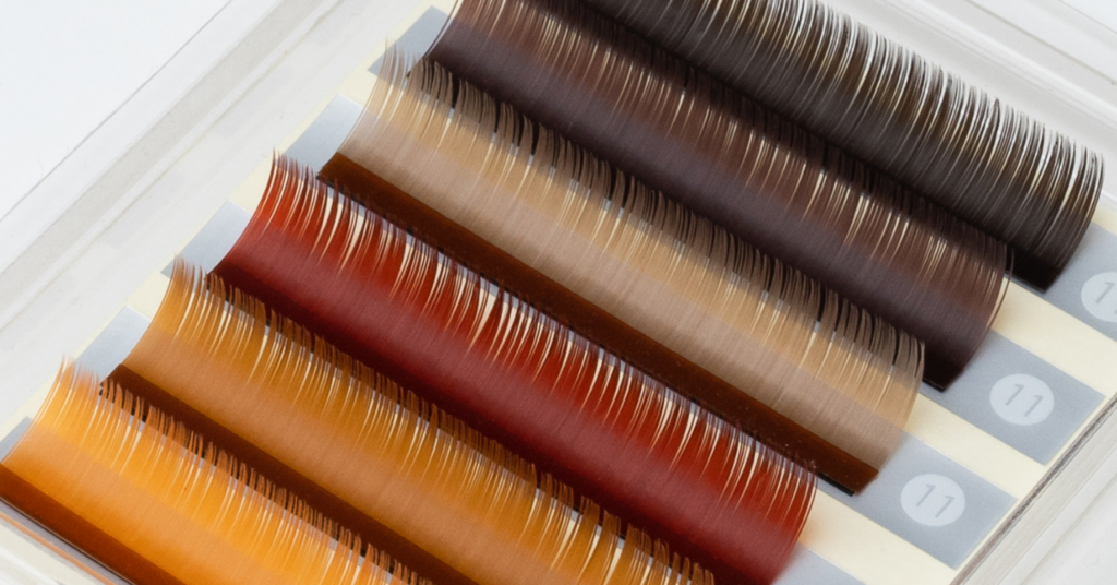 くすみ系や馴染み系など日常使いしやすいカラーエクステが1列づつ並んでいる様子