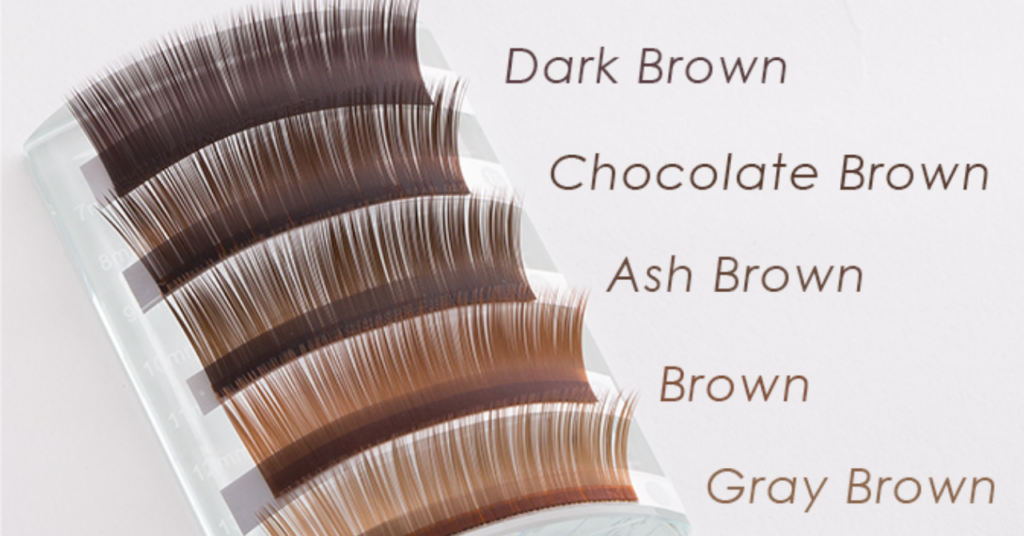 オデットのブラウン系のエクステが一列づつグラデーションのように並んでいる様子